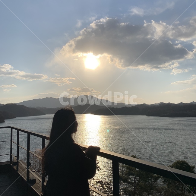 뒷모습,사람,저수지,호수,노을