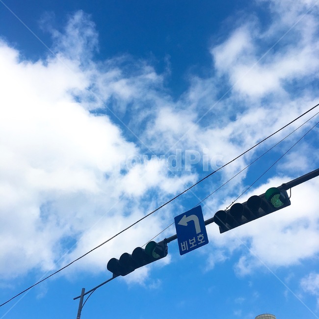 신호등,하늘,구름,초록불,직진,교통,교통수단,traffic,transportation