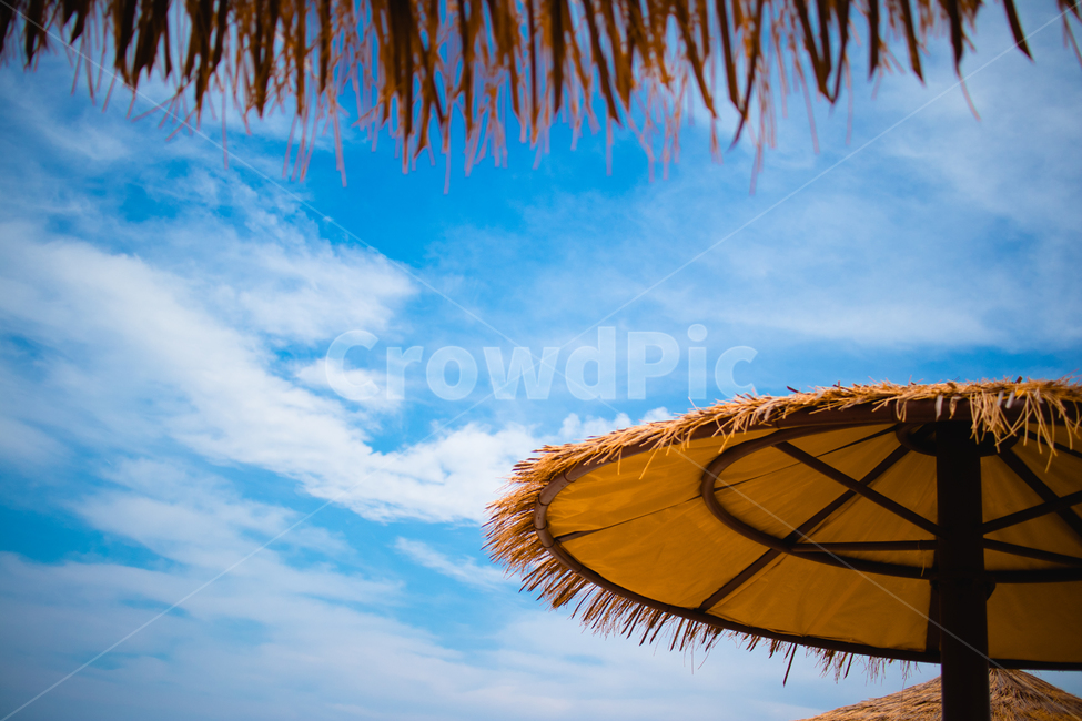 파라솔,하늘,하늘풍경,노란파라솔,해변파라솔,sky,parasol,yellowparasol,여름,계절,summer,season,해변,바다,beach,sea