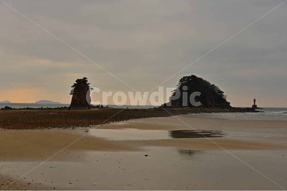 outdoors,옥외,nature,자연,water,물,shoreline,해안선,sea,바다,충남,태안,안면도,꽃지,할미바위,할아비바위,날씨,자연,풍경,nature,landscape