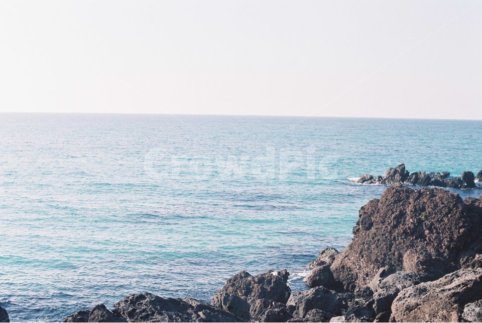 바다,해변,제주도,애월해변,풍경,시원함,돌,섬,jejuisland,필름사진,필름카메라,film,filmpic,filmcamera,제주도,jeju,jeju island,감성,sensible,feeling,promontory,곶