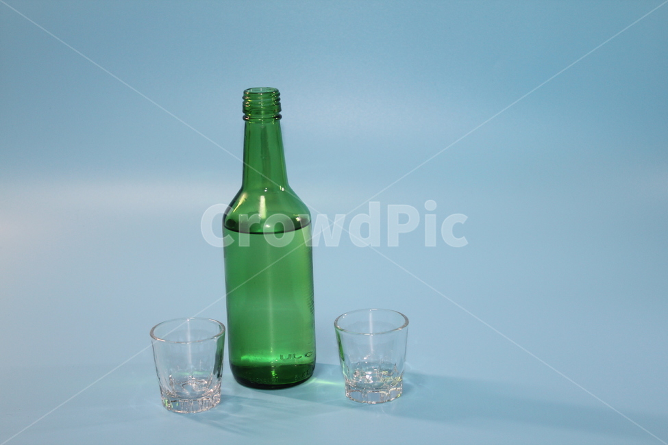 소주,술,소주병,술잔,소주잔,알콜,음주,술,주류,alcohol,사물,물건,오브젝트,thing,object,matter,연출,컨셉,콘셉,direction,concept