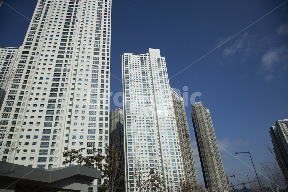 빌딩,건물,아파트,맨션,고층아파트,도시풍경,도시경관,도시,시티,단지,고층빌딩,고층건물,거리,거리풍경,시가지,주택,주택가,주택지,주거,부동산,아파트단지,하늘,푸른하늘,파란하늘,맑음,맑은날씨,쾌청,화창,맑은하늘,건축물,시설,블루,파랑,청색,풍경,경치,창문,산업,도시,풍경,city,landscape,한국도시풍경,한국도시경관,korea cityscape