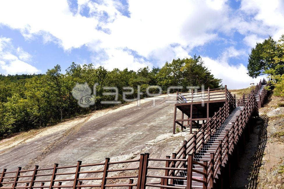 lipids,handrail,dinosaur footprints,conservation area,rock,mountain,geological attractions,UNESCO Geopark,dinosaur traces,Fossil production area,plant,Cheongsong,dinosaur,Handrail,deck road