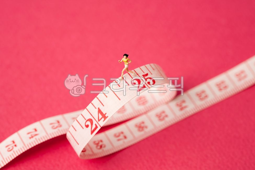 다이어트,흰색,화이트,백그라운드,누끼,건강,클로즈업,줄자,측정,센티미터,인치,자,재다,핑크,분홍색,미니어처,여자,우먼,젊은여자,조깅,운동,달리기,달리다,운동복,운동화,러닝