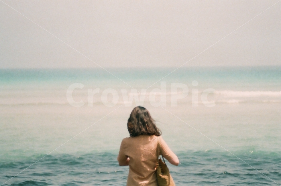 필름사진,제주,여행,바다,스무살,여름,뒷모습,해변,바다,beach,sea,사람,인물,인간,human,person,여성,여자,woman,female,lady,감정표현,기분,feeling,emotion,고독함,외로움,쓸쓸함,우울함,슬픔,lonely,solitary,감성,sensible