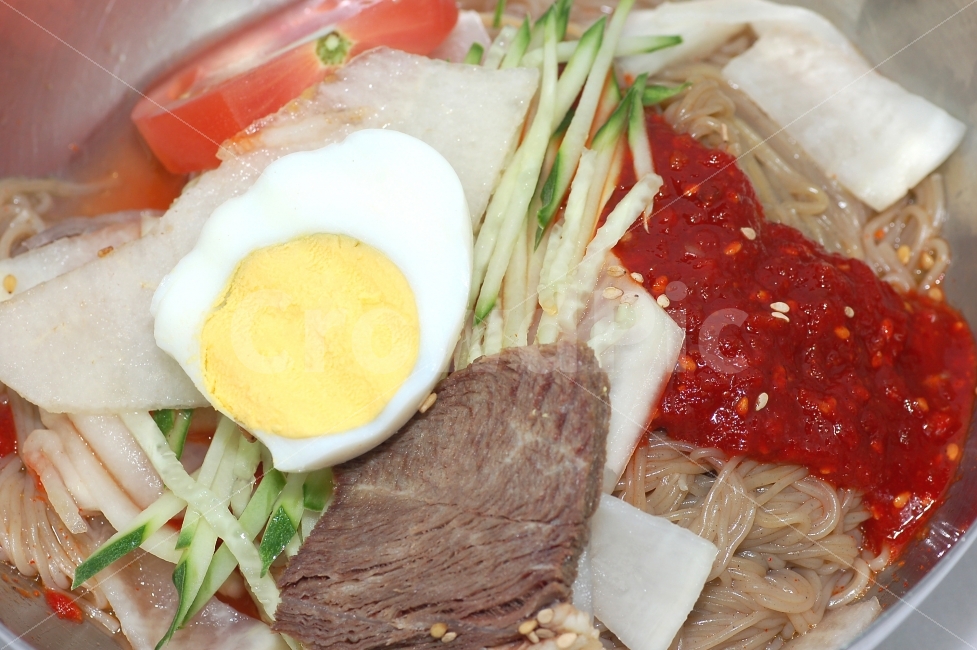 비빔냉면,냉면,한식,음식,면,면음식,여름음식,양념,계란,삶은계란,토마토,무우,고기,소고기,오브젝트,여름,계절,summer,season,음식,식재료,요리,food,cook,meal,dishes,food reserves,면류,면요리,noodles,한식,한국음식,한국요리,korean food,korean dishes,korean meal,korean cook,egg,noodle,국수,pasta,파스타