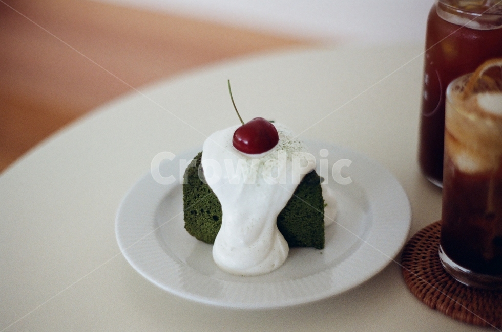 케이크,말차,녹차,생크림,카페,커피,녹차케이크,체리,cake,cafe,coffee,green,음식,식재료,요리,food,cook,meal,dishes,food reserves,디저트,간식,후식,dessert,snack,감성,sensible,feeling