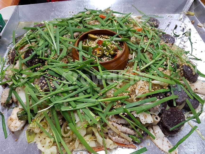 Stirfried Sundae Teppan,Stirfried Sundae Vegetable Tripe,Baek Sundae,chives,Stirfried iron plate,sundae