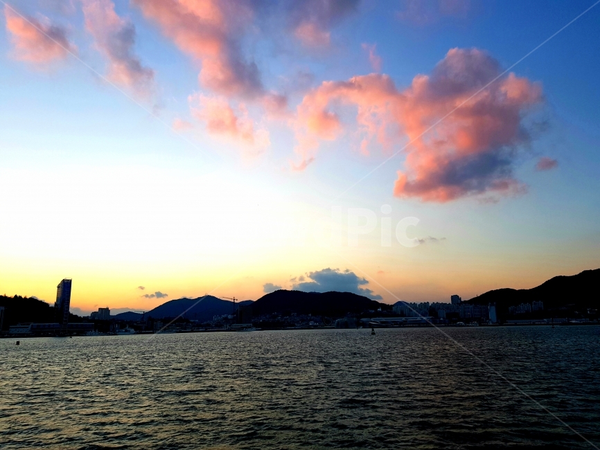 바다,하늘,겨울바다,오동도,구름,자연,풍경,nature,landscape,outdoors,옥외,sky,dusk,황혼,sunset,일몰,red sky,붉은 하늘,dawn,새벽