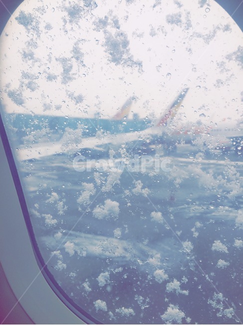 airplane,비행기,window,창문,snow,눈,눈꽃,snowy,날씨,weather,겨울,계절,winter,season
