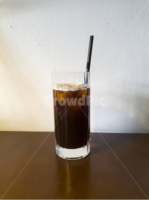 유리,glass,커피,coffee,얼음,ice,아메리카노,americano,빨대,straw,블랙,black,브라운,brown,테이블,탁자,table,카페,cafe,커피,카페,coffee,cafe