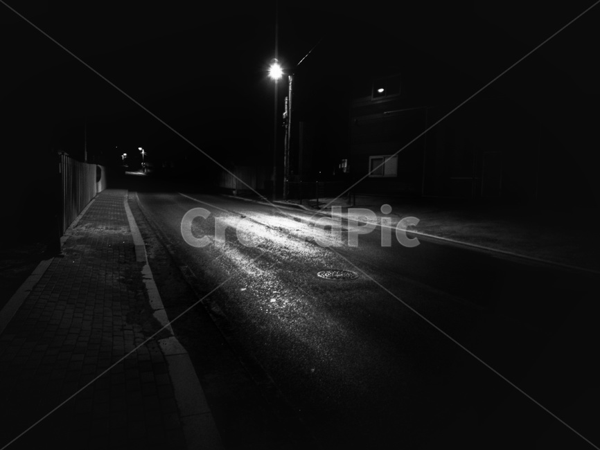 길,도로,밤,야간,귀가,눈,눈길,야경,밤,풍경,nightscape,night,landscape,흑백,모노톤,monochrome,black and white,asphalt,아스팔트,lighting,조명