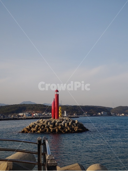 건축물,land,나라,outdoors,옥외,nature,자연,water,물,shoreline,해안선,ocean,대양,sea,바다,building,건물,architecture,등대,lighthouse