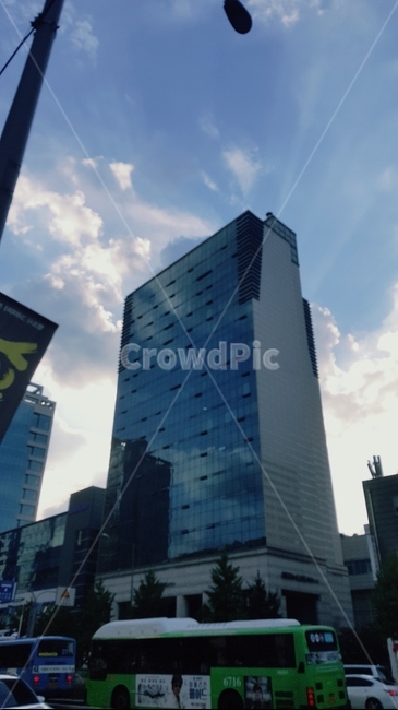 건물,하늘,햇빛,풍경,도시,officebuilding,사무실건물,building,bus,버스,교통,transportation
