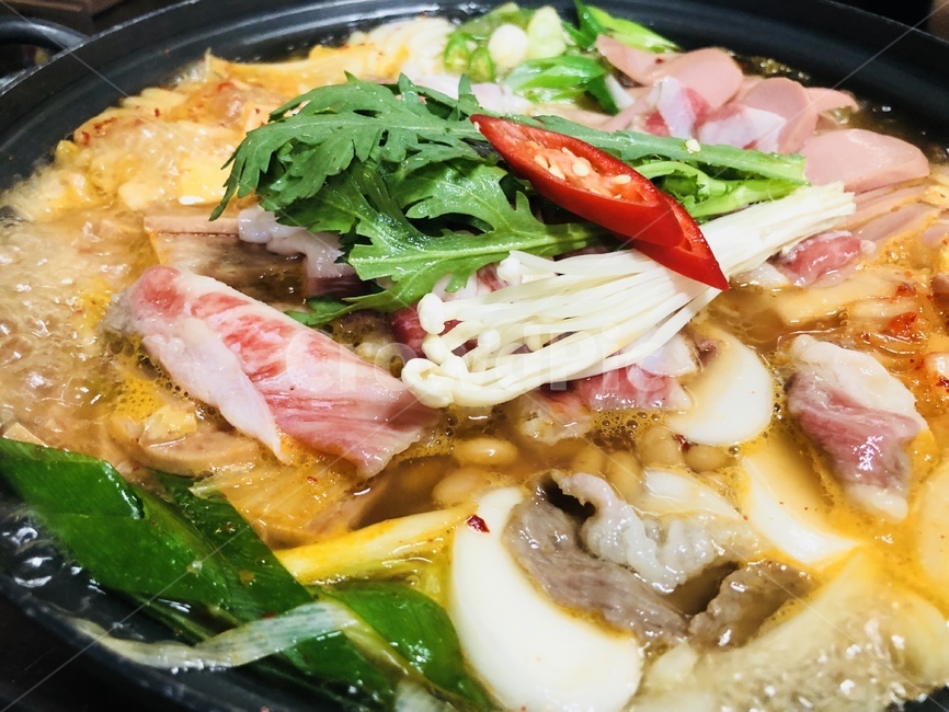 부대찌개,햄찌개,얼큰한찌개,매운,햄,소시지,삼겹살,술안주,고기,라면사리,음식,식재료,요리,food,cook,meal,dishes,food reserves,한식,한국음식,한국요리,korean food,korean dishes,korean meal,korean cook