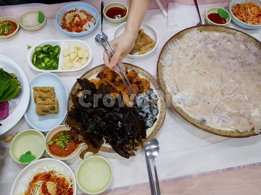 음식,요리,회,식사,배경,푸드,맛있는,신선한,싱싱한,건강한,고기,점심,저녁,야채,바탕,맛,맛좋은,샐러드,스낵,레스토랑,먹다,광어회,우럭회,오징어회,생선,생선회,해삼,멍게,고추,마늘,와사비,된장,초장,food,delicious,fresh,healthy,meat,dish,meal,lunch,dinner,gourmet,white,vegetable,background,tasty,green,plate,closeup,diet,salad,snack,cuisine,asian,wooden,onion,cooking,cook,restaurant,eat,Koreanfood,Koreafood,음식,식재료,요리,food,cook,meal,dishes,food reserves,수산물,해산물,fishery products,seafood