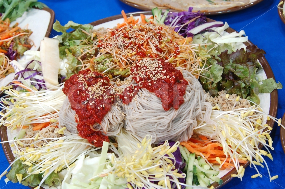 막국수,국수,비빔국수,면요리,한식,면,소면,야채,채소,음식,콩나물,요리,음식,식재료,요리,food,cook,meal,dishes,food reserves,면류,면요리,noodles,한식,한국음식,한국요리,korean food,korean dishes,korean meal,korean cook