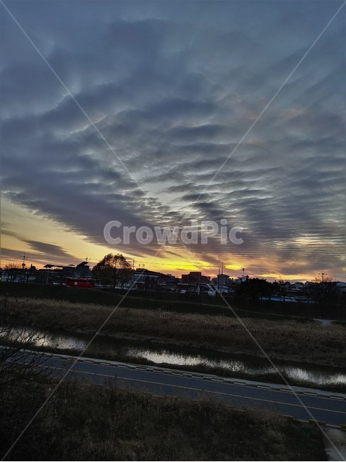 저녁풍경,저녁노을,저녁,노을,하늘,sky,도시풍경,city,구름,cloud,자연,풍경,nature,landscape,outdoors,옥외,dawn,새벽,red sky,붉은 하늘,sunset,일몰,dusk,황혼