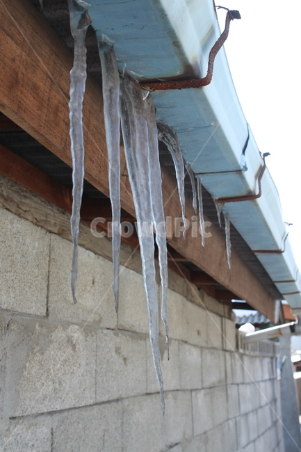 고드름,겨울,얼음,지붕,처마,집,추위,자연,winter,icicles,ice,roof,eaves,nature,water,droplets,계절