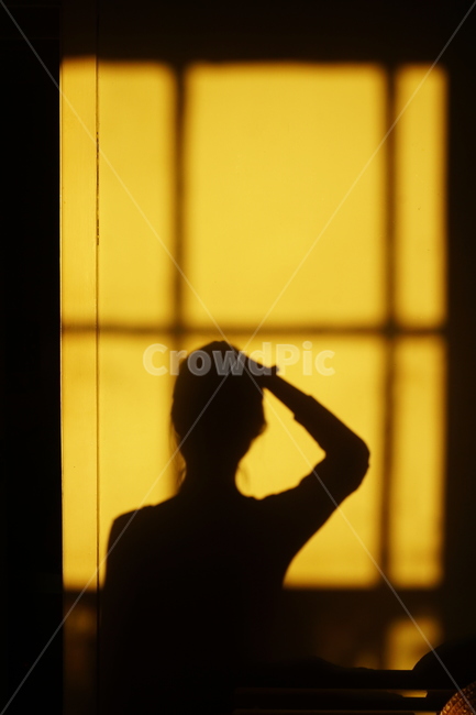 그림자,뒷모습,배경,여성,여성그림자,분위기,해질녘,sunset,실루엣,여성실루엣,shadow,인간,사람,관찰,창문,창틀,가정장식,homedecor,여자,불특정,추억,회상,인물실루엣,사람실루엣,character silhouette,human silhouette,home decor,가정 장식