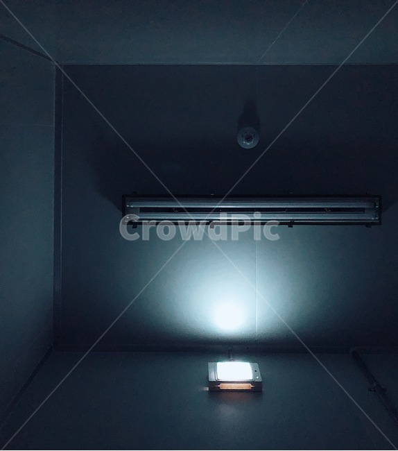 천장,형광등,비상등,단칸,한숨