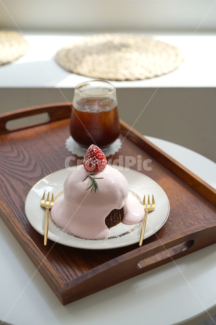 딸기,딸기케이크,핑크,디저트,카페,스트로베리,딸기케익,음식,식재료,요리,food,cook,meal,dishes,food reserves,디저트,간식,후식,dessert,snack,커피,카페,coffee,cafe,감성,sensible,feeling