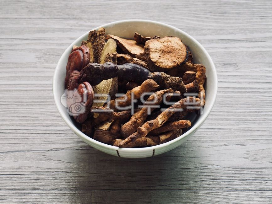 동양의학,한약재료,한약재,약재,뿌리,식물,뿌리식물,음식,배경,그릇,도자기그릇,건강식품,감기,약,한약,감초,대추,검정,한방약,한방,건조식품,의학,아시아문화,한국문화,감기치료제,orientalmedicine,chinesemedicineingredients,herbalmedicine,medicine,root,plant,food,background,bowl,porcelainbowl,healthfood,cold,about,chinesemedicine,licorice,jujube,black,driedfood,asianculture,koreanculture,coldremedy