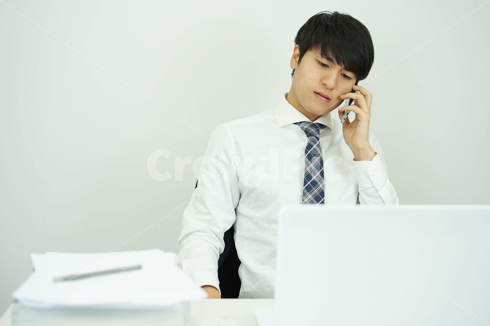 비즈니스,사업가,직장인,회사원,업무,남성,남자,사무실,책상,정장,와이셔츠,통화,전화,사람,인물,인간,human,person,남성,남자,man,male,흑백,모노톤,monochrome,black and white,산업,industry,industrial,비즈니스,사업,business,service,work