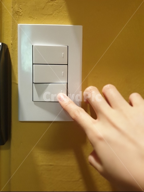 스위치를누르는,스위치,버튼,버튼을누르는,누르는손,전등스위치