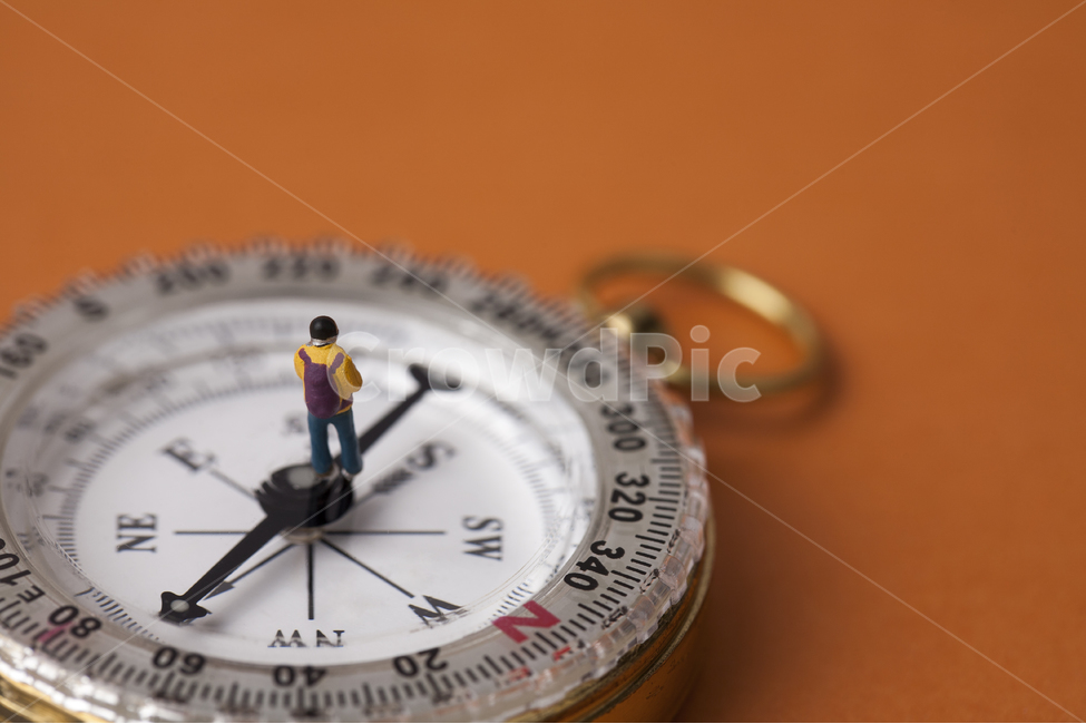 여행,배경,나침반,나침판,동서남북,남자,배낭,가방,백팩,바늘,화살표,백그라운드,방향,오렌지색,주황색,미니어처,사람,컨셉,아이디어,바라보다,선택,동쪽,서쪽,남쪽,북쪽,빈티지,메다,여행자,여행객,브라운,조각상,동상,석상,조형물,statue,bronze statue,stone statue,여행,휴가,traveling,vacation,trip,사물,물건,오브젝트,thing,object,matter,연출,컨셉,콘셉,direction,concept