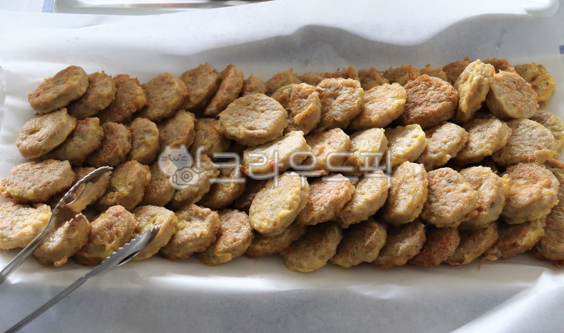 동그랑땡,명절음식,전통전,고기전,부침요리,한식,설음식,추석음식,반찬,고기부침,가정식,수제전,모둠전,제사음식,잔치음식,인기반찬,간식,전요리,한국전통요리,명절반찬,donggeurangttaeng,Koreanmeatpatties,holidayfood,traditionaljeon,meatjeon,panfrieddish,Koreanfood,LunarNewYeardish,Chuseokdish,sidedish,meatfritter,homemadejeon,assortedjeon,ancestralritefood,feastfood,popularsidedish,snack,jeondish,Koreantraditionalcooking,holidaysidedish