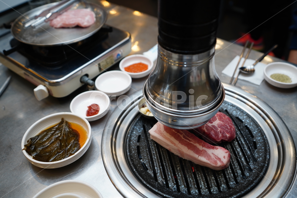 고기,돼지,한식,구이,먹방,삼겹살,목살,음식,안주,육식,육류,불판,식사,술자리,음식,식재료,요리,food,cook,meal,dishes,food reserves,육류,고기,meat
