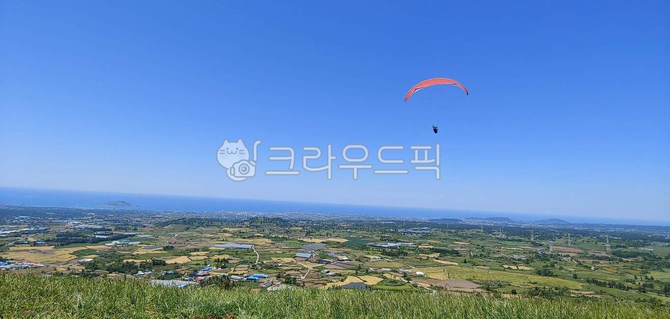 gliding,활공,패러글라이딩,금오름,금악오름,제주레포츠,제주하늘,파란하늘,수평선,지평선