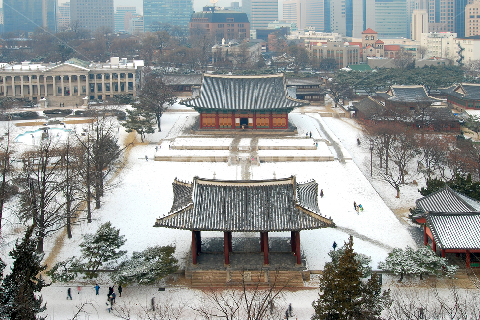 덕수궁,겨울,눈,설경,고궁,궁,궁궐,풍경,빌딩,도시,도심,중화문,중화전,전각,건물,건축,건축물,전통건축,전통건축물,전통,한국전통,기와,지붕,기와지붕,하이앵글,하이뷰,탑앵글,탑뷰,명소,사람,관광,관광객,계절,서울,한국,겨울,계절,winter,season,한국전통,한국문화,korean traditional,korean culture,랜드마크,landmark,tourist attraction,한국랜드마크,한국관광지,한국명소,korea landmark,korea tourist attraction