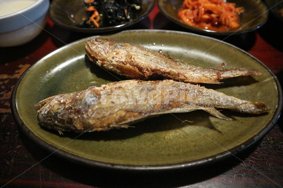 생선,생선구이,조기,구이,굴비,음식,요리,한국식,한국음식,한국요리,잔반,반찬,건강,건강식,생선요리,영광굴비,한식,접시,자기,도자기,플레이팅,한정식,식사,끼니,외식,해산물,물고기,고기,튀김,식재료,수산물,food,cook,meal,dishes,seafood,fish,hansik,koreanfood,koreancook,grill,ceramicware,plating,수산물,해산물,fishery products,seafood