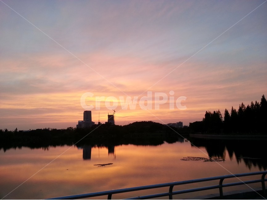 호수공원,노을,lake,sunset,고양시,일몰,여유,쉼,휴식,퇴근후,호수,황혼,붉은노을,노을배경,호수일몰배경,호수배경,호수공원배경,일산,일산호수공원,일산호수공원배경,쉼배경,휴식배경,저녁경치,호수공원경치,붉은노을배경,도시,풍경,city,landscape,한국도시풍경,한국도시경관,korea cityscape,railing,난간