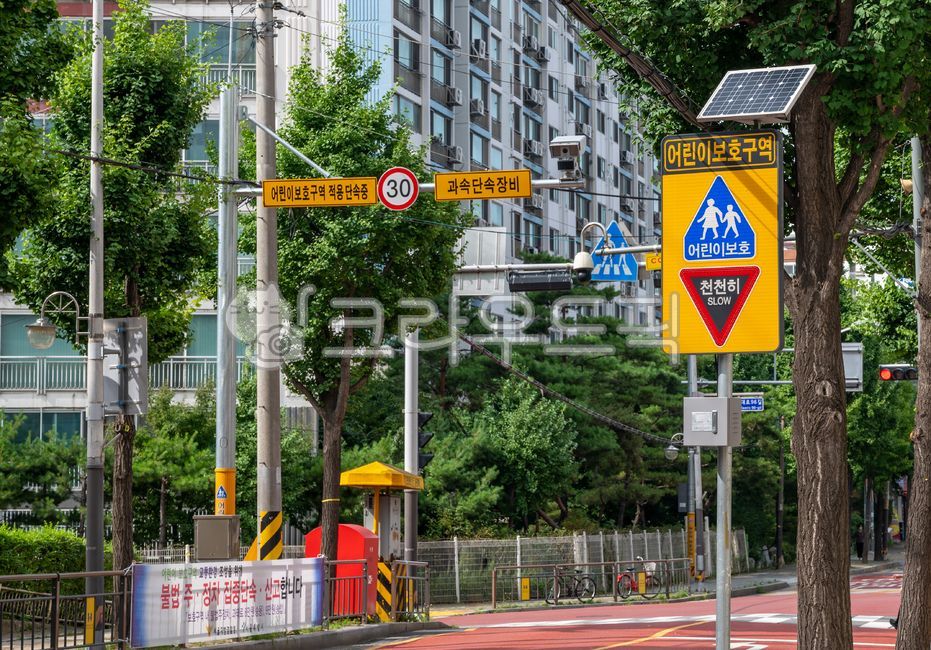 speed limit,Childrens protection zone,Speeding,sign,yellow,life,surveillance camera,protected area,crosswalk,children,safety,intersection,no speeding,warning,caution,prevention,traffic,speed control,Traffic Accident,safe speed,crossing,traffic safety,scho