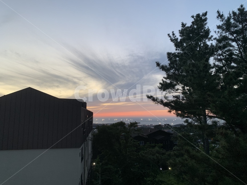 하루끝,붉은노을,집,나무,저녁,퇴근,풍경,마무리,빌라,불빛,하늘,땅,바다,구름