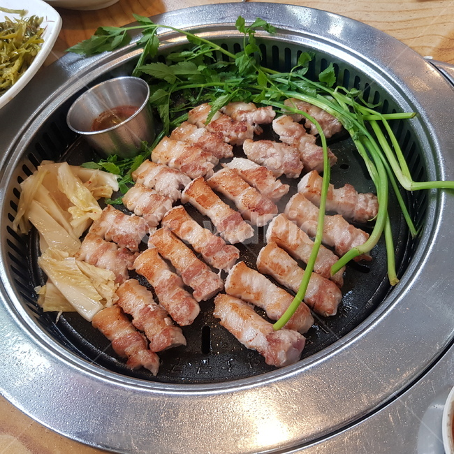삼겹살,고기,돼지고기,묵은지,미나리,구이,한국,한국음식,food,푸드,불판,맛있다