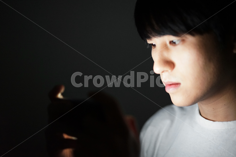 중독,게임중독,스마트폰중독,스마트폰,남자,밤,어둠,빛,전자파,게임,밤샘,addiction,smartphone,game,man,night,light,electromagnetic,사람,인물,인간,human,person,남성,남자,man,male,정보통신기술,전자기기,전자제품,it,information,technology,electronic equipment