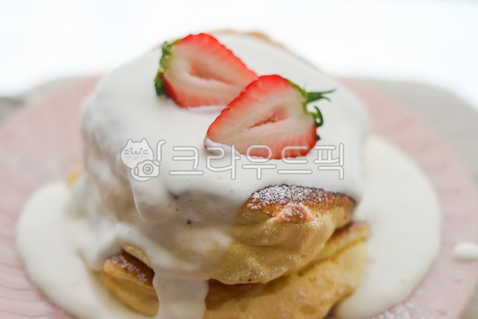 수플레팬케이크,팬케이크,수플레,카페,딸기,딸기팬케이크,딸기케이크,접시,plate,strawberry,strawberrycake,pancake,생크림,휘핑크림,bread,빵,food,음식,icecream,아이스크림,dessert,디저트,cream,creme,크림