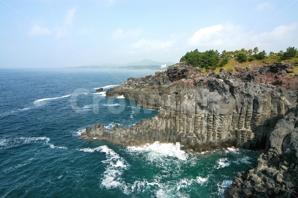 주상절리,제주도,자연,풍경,바위,절벽,파도,바다,명소,명승지,관광,관광지,여행,여행지,기암,기암괴석,해안,서귀포,자연,풍경,nature,landscape,한국자연풍경,한국자연경관,korea nature landscape,제주도,jeju,jeju island,promontory,곶,outdoors,옥외,cliff,낭떠러지
