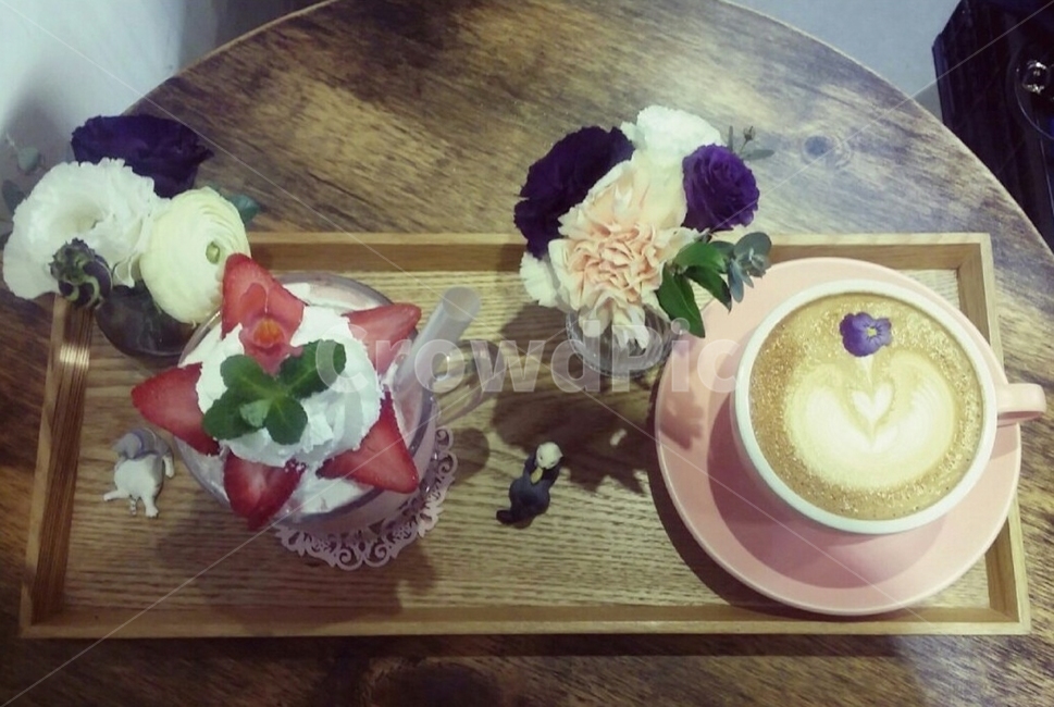 받침접시,saucer,pottery,도기류,꽃,커피,라떼,인테리어,플라워,딸기,생크림