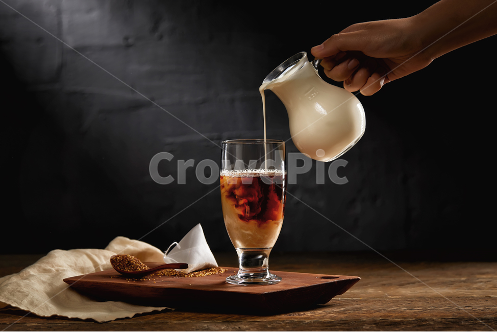 나무판,나무바닥,도마,어두운,검은배경,우유,밀크,홍차,유리잔,투명잔,유리컵,커피,라떼,음료수,drink,beverage