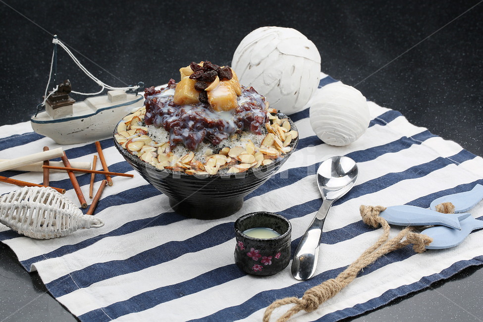 팥빙수,빙수,디저트,후식,팥,아이스크림,얼음,아몬드,연유,떡,카페,메뉴,요리,조리법,접시,그릇,조리식료품,음식,푸드,식기,디너,식재료,dessert,food,음식,식재료,요리,food,cook,meal,dishes,food reserves,디저트,간식,후식,dessert,snack,연출,컨셉,콘셉,direction,concept