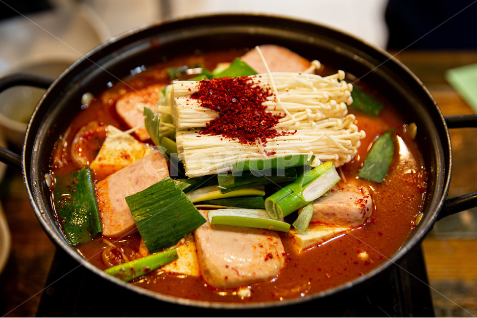 김치찌게,햄,버섯,돼지고기,두부,파,고추,한국전통음식,food,음식,요리,meal,식사