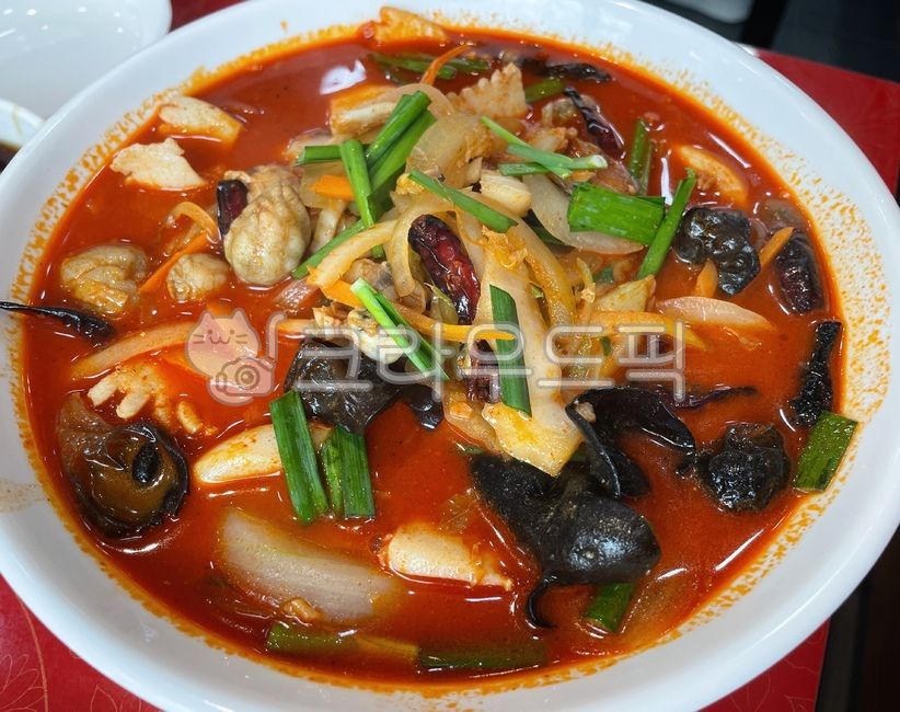 짬뽕,불짬뽕,고추짬뽕,해물짬뽕,해장,해장국,국물,얼큰한,칼칼한,매운음식,매운요리,요리,음식,식사,식재료,먹방,밥도둑,부추,목이버섯,버섯,야채,채소,미더덕,오만둥이,해물,해산물,수산뮬,오징어,양파,중식,중화요리,seafood,dish,food,meal,cook