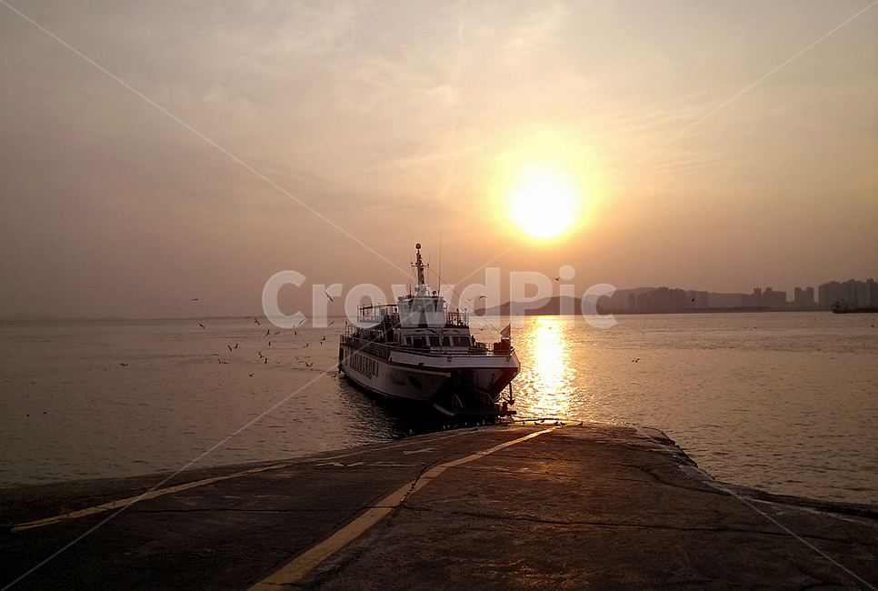 인천월미도,인천부두,월미도,일몰,해질녘,석양,배,갈매기,바다,부두,sunset,incheon,서해