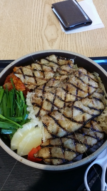 삼겹살,파인애플,부추,김치,밥